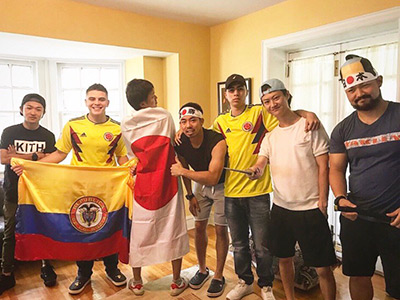 対戦相手のコロンビアの人たちと一緒にワールドカップを見た際の写真です。