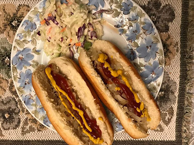 ある日の夕食です。時々外でお肉を焼いてホットドッグやハンバーガーを作って食べました。