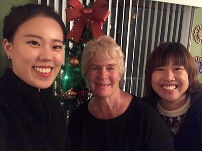 ホストマザーと韓国人のハウスメイトと一緒にクリスマスツリーの飾りつけをしました。ハウスメイトとは3ヶ月一緒に暮らしましたが、韓国文化をたくさん知ることができました。