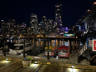 バンクーバー市内から簡単に行けるグランビルアイランドの夜景。