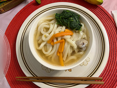 ホームステイの家で和食が食べたくなったので、うどんを作って、みんなで食べました。