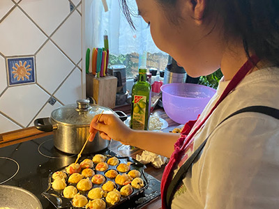 ホストファミリーや友達とたこ焼きを作って食べました。