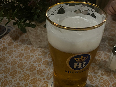 ミュンヘンの国営ビアガーデンのビール