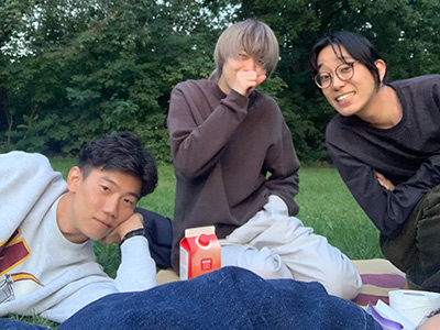 日本人の友達と公園でピクニックをしました。