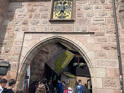 中央駅からKönigstorという城門を通り市中央に向かいます。