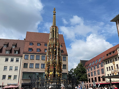 Schöner Brunnen 美しい泉の「幸運の輪」を触ると縁起が良いらしく、多くの観光客が群がっていました