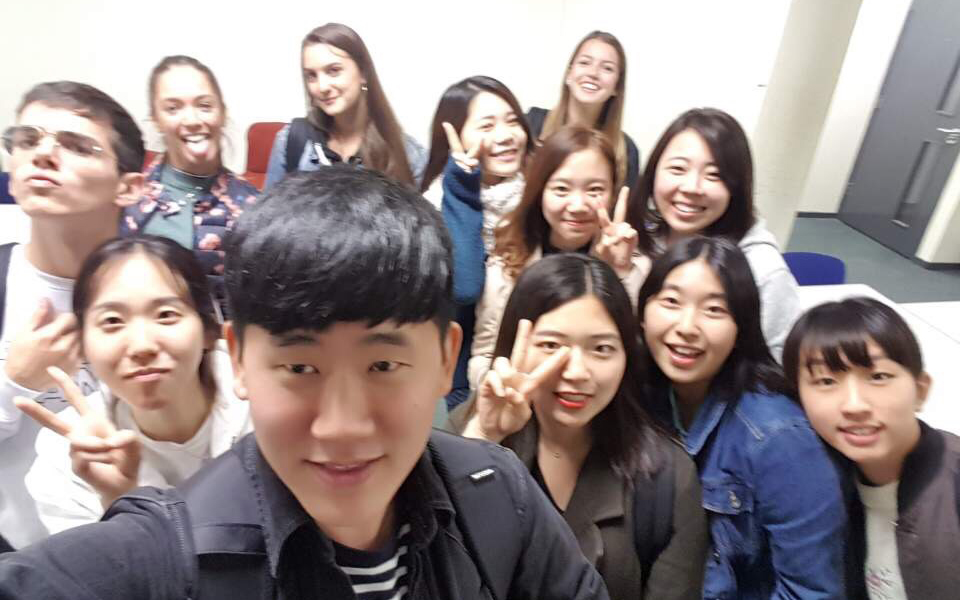クラスメイトとの写真です。韓国人、日本人、イタリア人です。
