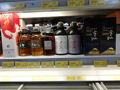 近所のスーパーに売っていた日本メーカーのお酒。