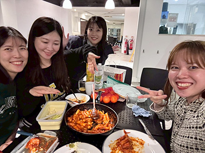 ステイ先の食堂で、韓国人2人が韓国料理を振る舞ってくれた際の写真。