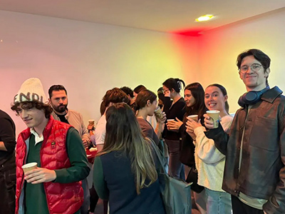 学校周辺の繁華街。