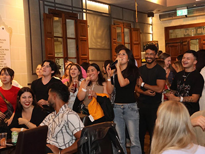 学校のアクティビティ(English cafe)に参加し、カラオケを聞いている際の写真。