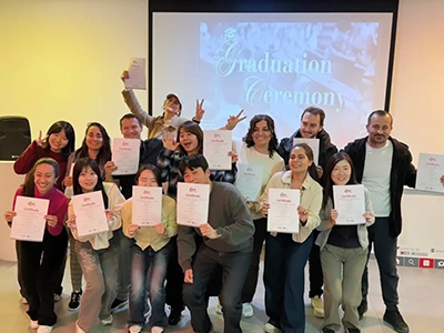 卒業生たちが集合して撮った時の写真。