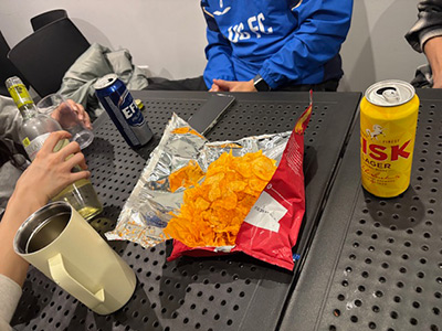 寮の共用スペースで、談笑している時の写真。