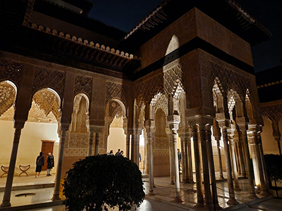 アルハンブラ宮殿の夜景、内観。
