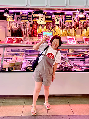 市場のお肉屋さんで生ハムを買う