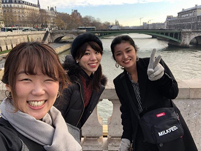 ロンドン留学の後、パリに行きました。そこで友達ができました。