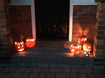 ハロウィーンの時にホストファミリーのみんなとかぼちゃをくり抜いて家の前に飾りました。