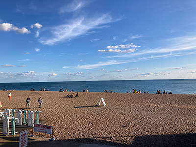 海。砂浜ではなく石なので歩くと激痛です。