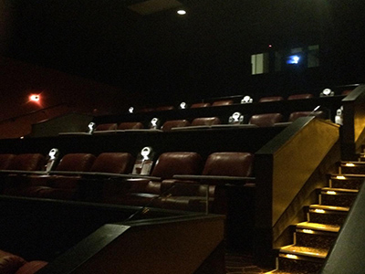 アメリカの映画館にて。特定の映画館では、リクライニングシートの席があり、食べ物をオーダーすることができます。