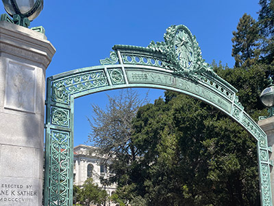 カリフォルニア大学の門。